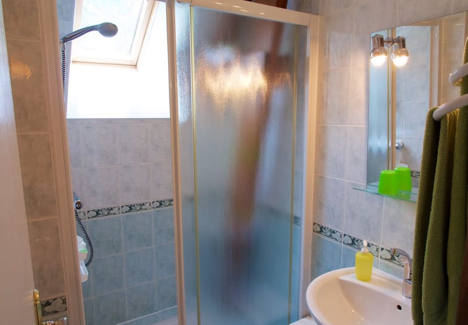 Triple Room (Trompe souris) | Bathroom | Free toiletries, hair dryer