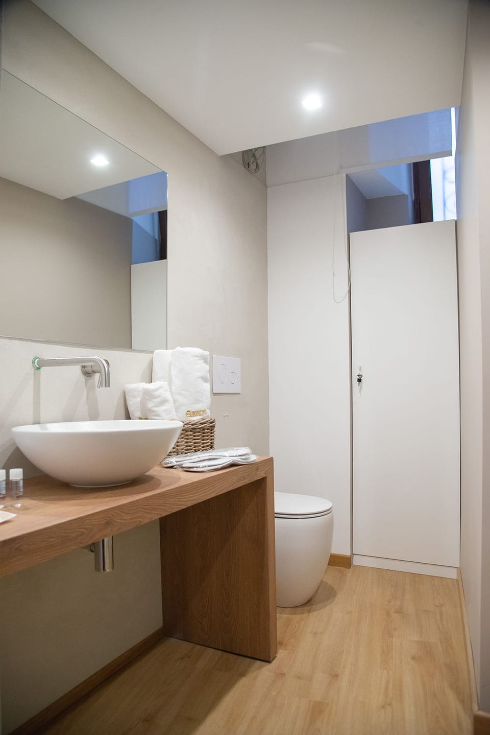 Family Quadruple Room | Bathroom | Shower, rainfall showerhead, free toiletries, hair dryer