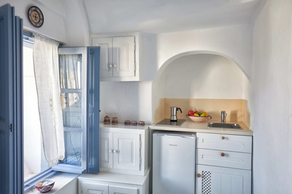 Honeymoon Studio | Private kitchen | Fridge, stovetop, coffee/tea maker, electric kettle