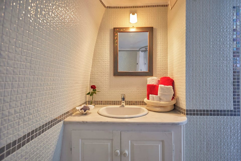 Honeymoon Studio | Bathroom | Shower, hair dryer, slippers, towels