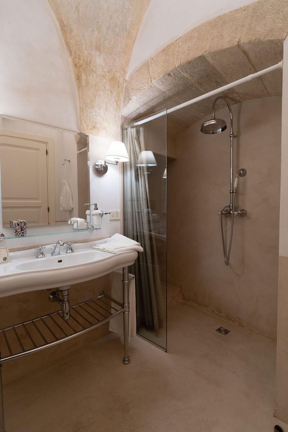 Junior Suite | Bathroom | Designer toiletries, slippers, bidet, towels