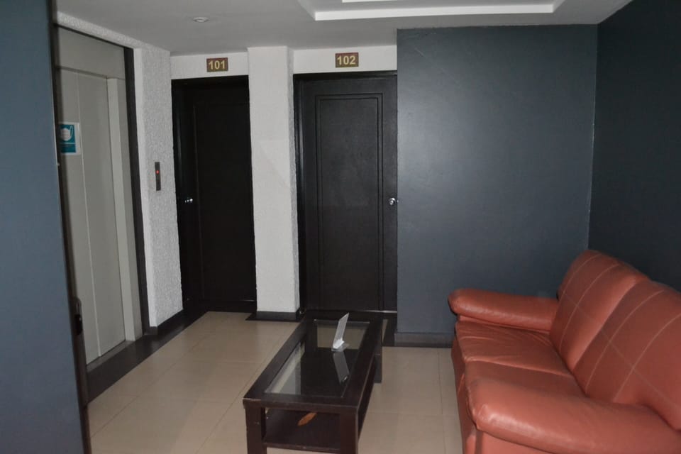 Comfort Suite, 1 Queen Bed | Living area | 32-inch TV with cable channels