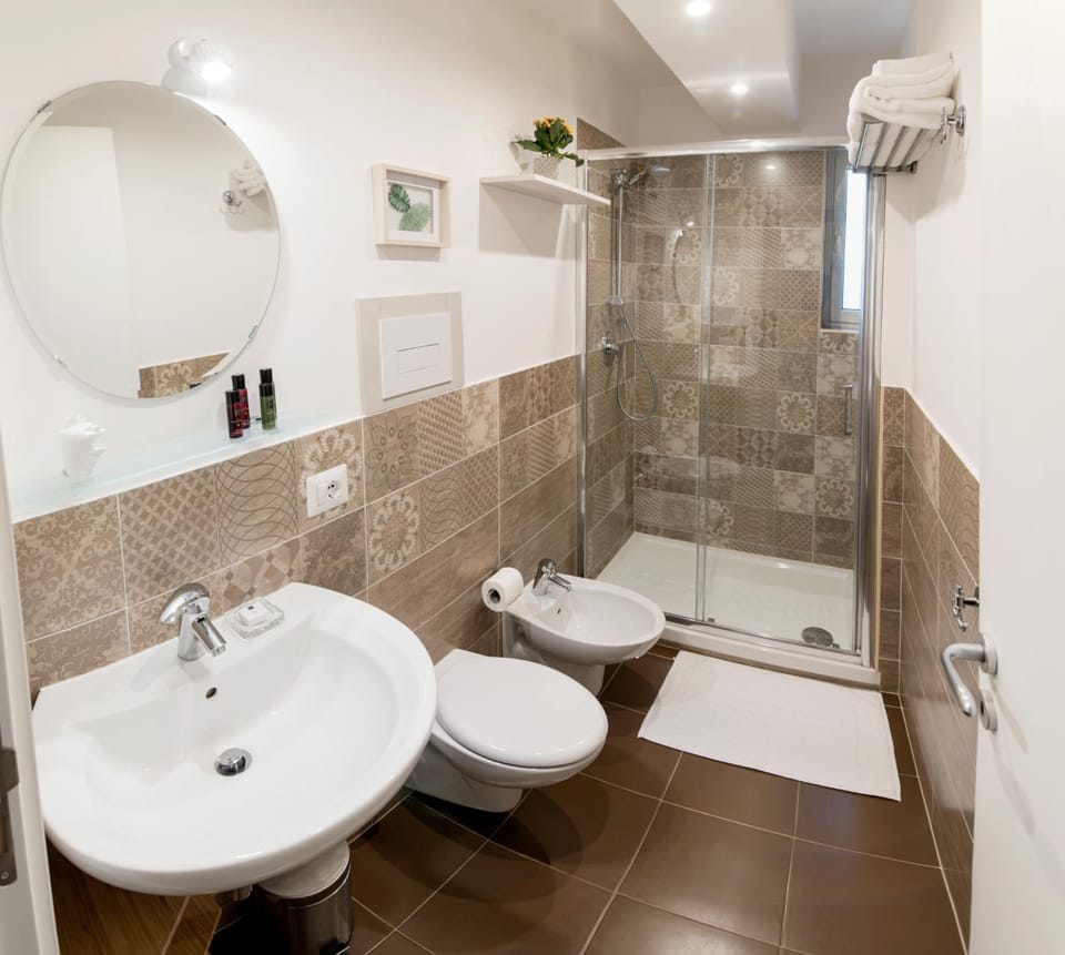 Shower, free toiletries, hair dryer, bidet