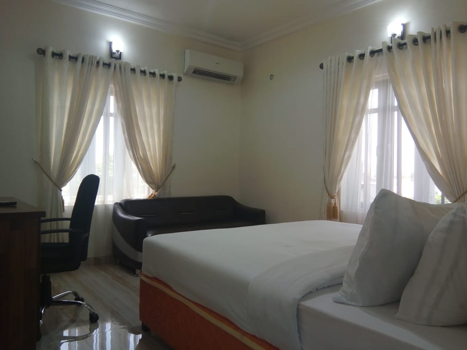 Deluxe Room | Desk, blackout drapes, free WiFi, bed sheets