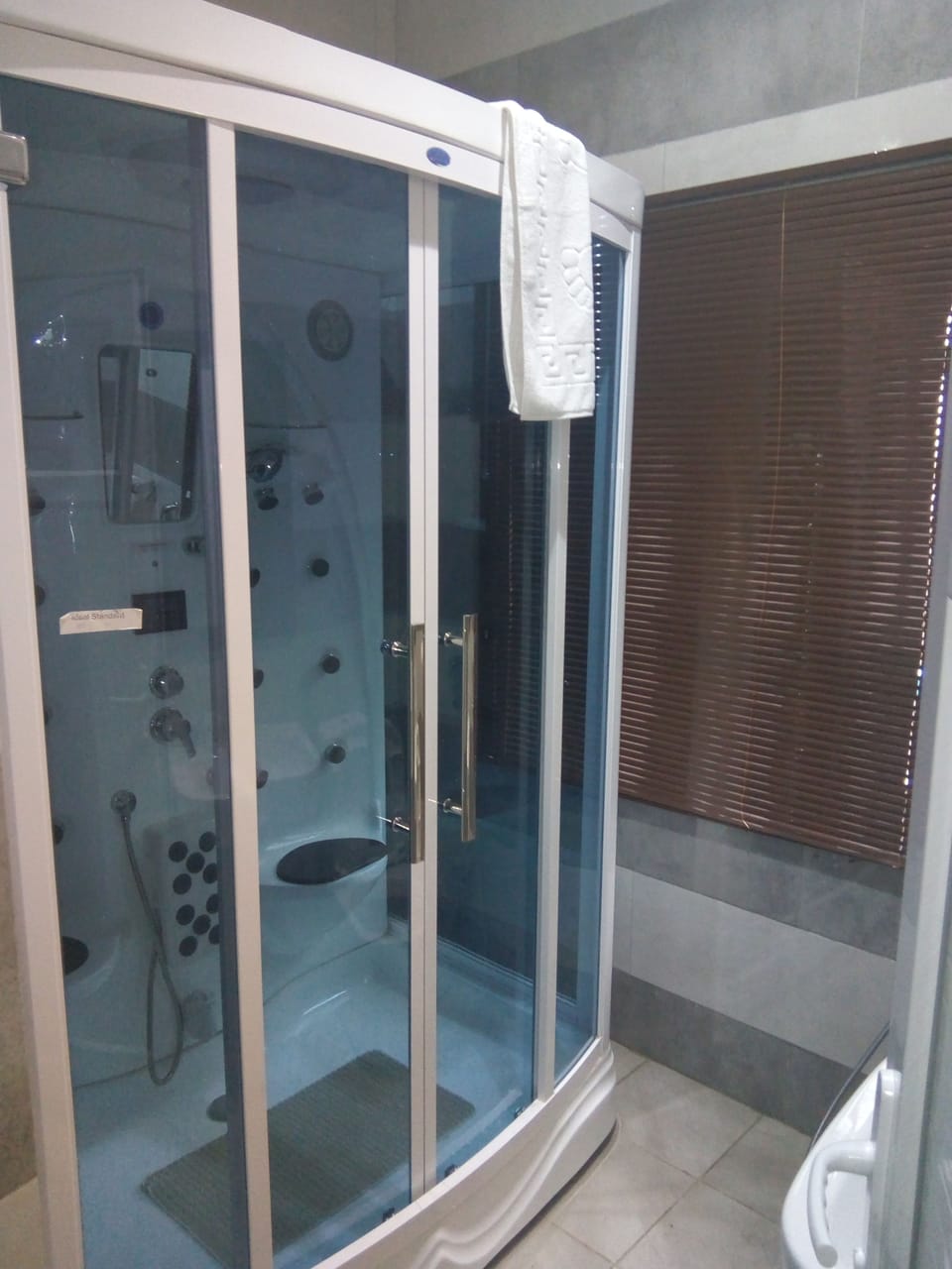 Luxury Suite | Desk, blackout drapes, free WiFi, bed sheets