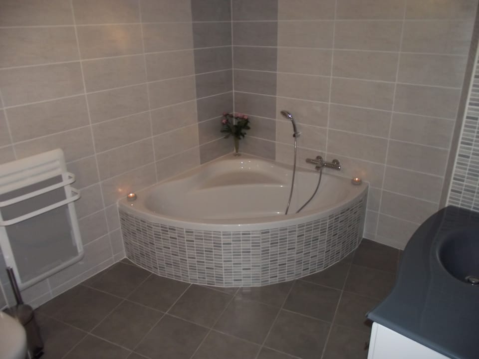 Romantic Double Room (Bouche Rouge) | Bathroom | Free toiletries, hair dryer, towels