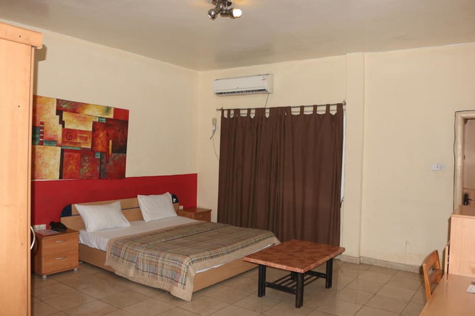 Royal Suite | In-room safe, desk, free WiFi, bed sheets