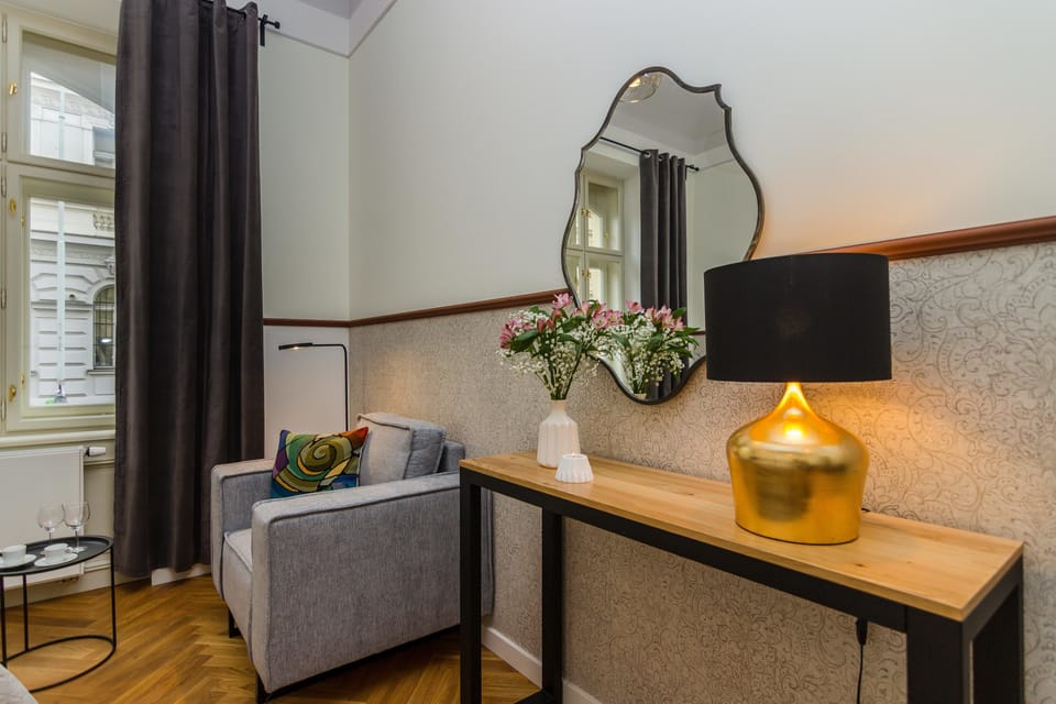 Classic Apartment | Minibar, individually decorated, individually furnished, blackout drapes
