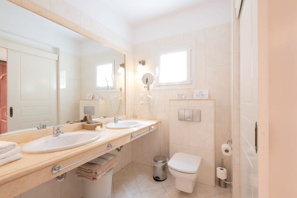Premium Apartment (Nera) | Bathroom | Bathrobes, slippers