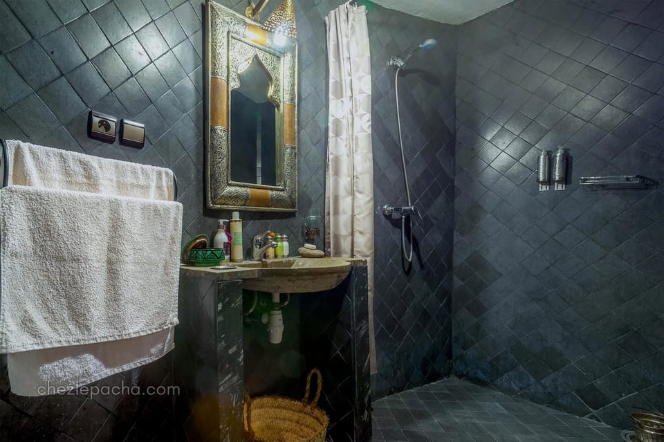 Standard Room (Lodge Africain) | Bathroom | Shower, free toiletries, hair dryer, towels
