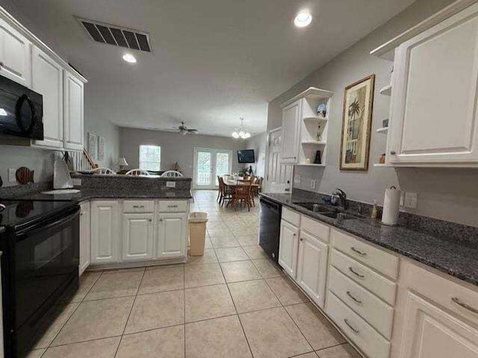 House, 5 Bedrooms | Private kitchen | Fridge, microwave, oven, dishwasher