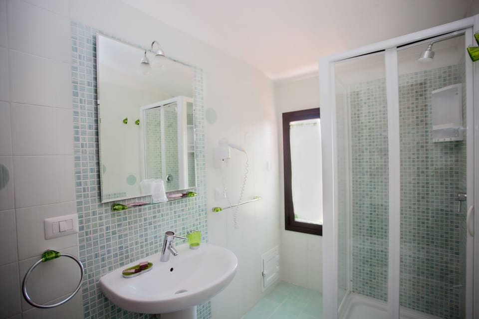 Quadruple Room | Bathroom | Shower, rainfall showerhead, free toiletries, hair dryer