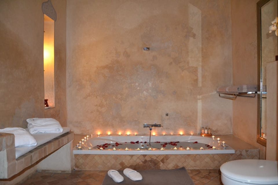Deluxe Double or Twin Room | Deep soaking bathtub