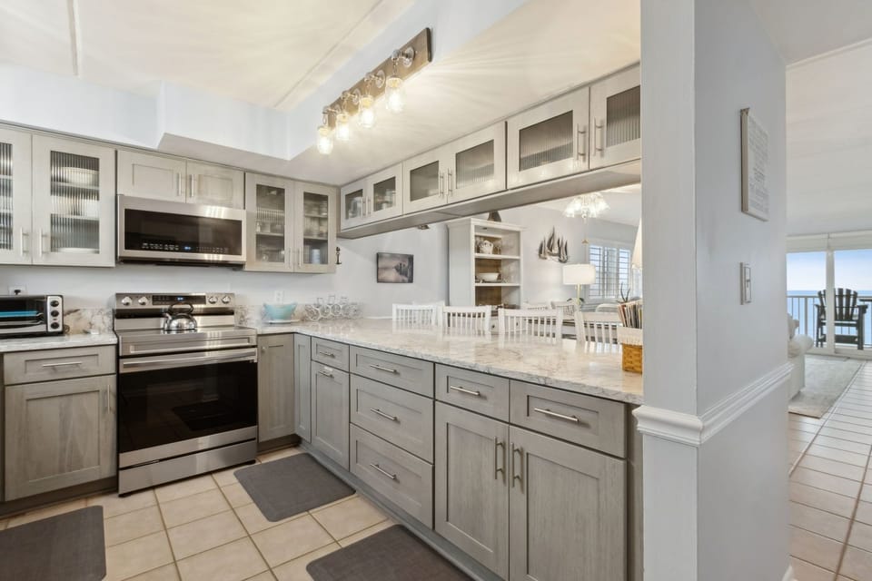 Condo, 2 Bedrooms | Private kitchen | Fridge, oven, coffee/tea maker