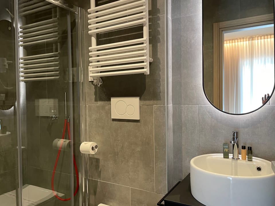 Superior Room | Bathroom | Shower, free toiletries, hair dryer, towels