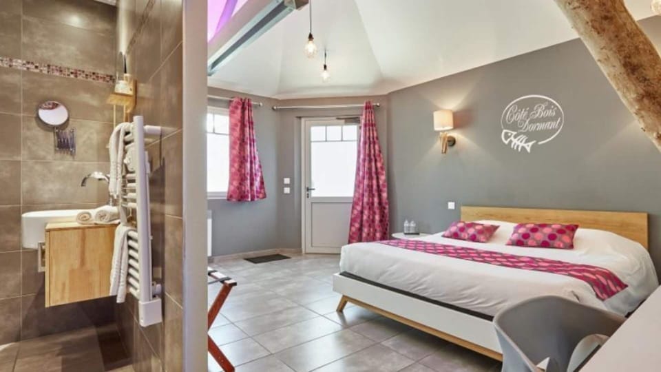 Superior Double Room, Annex Building | Individually decorated, desk, soundproofing, iron/ironing board