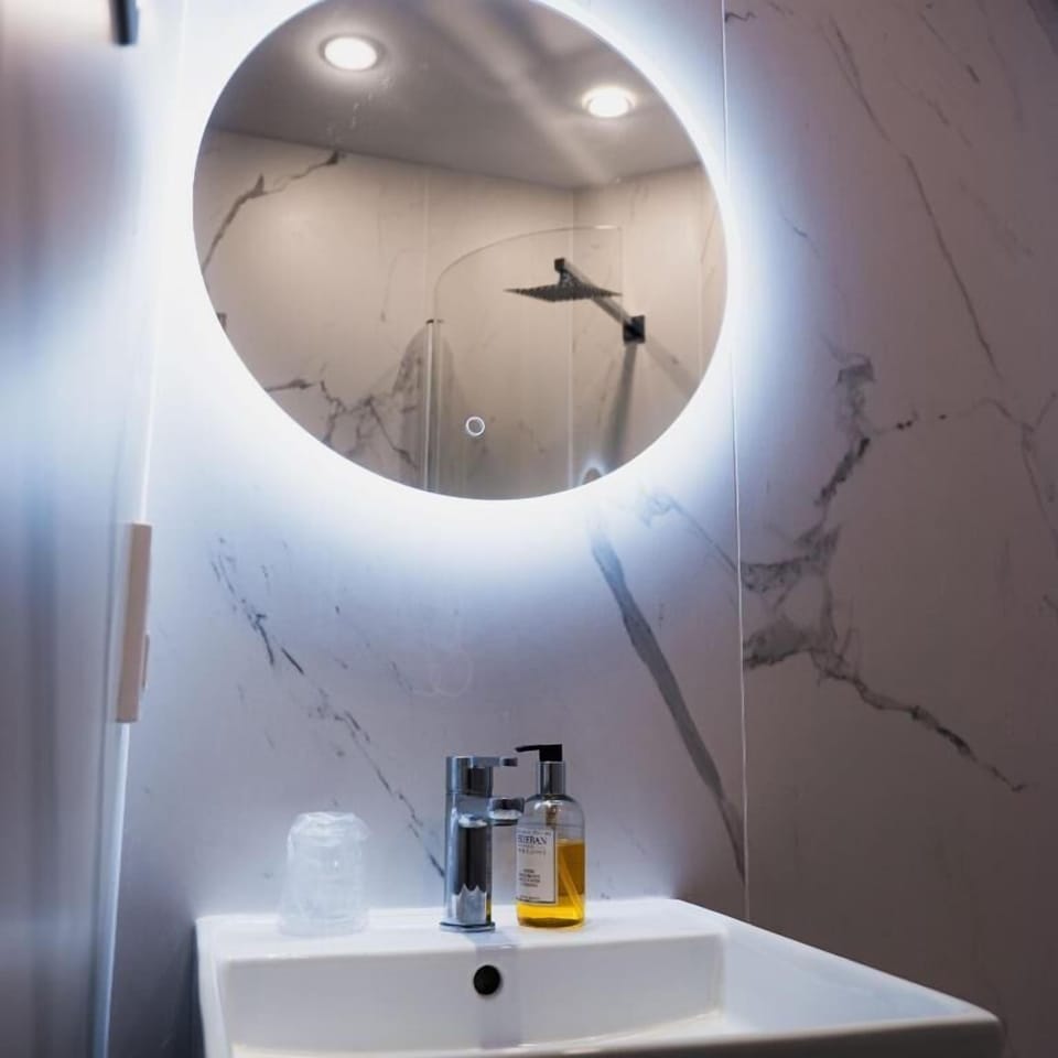 Rainfall showerhead, free toiletries, hair dryer, towels