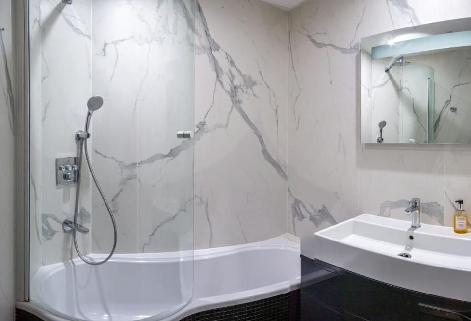 Rainfall showerhead, free toiletries, hair dryer, towels