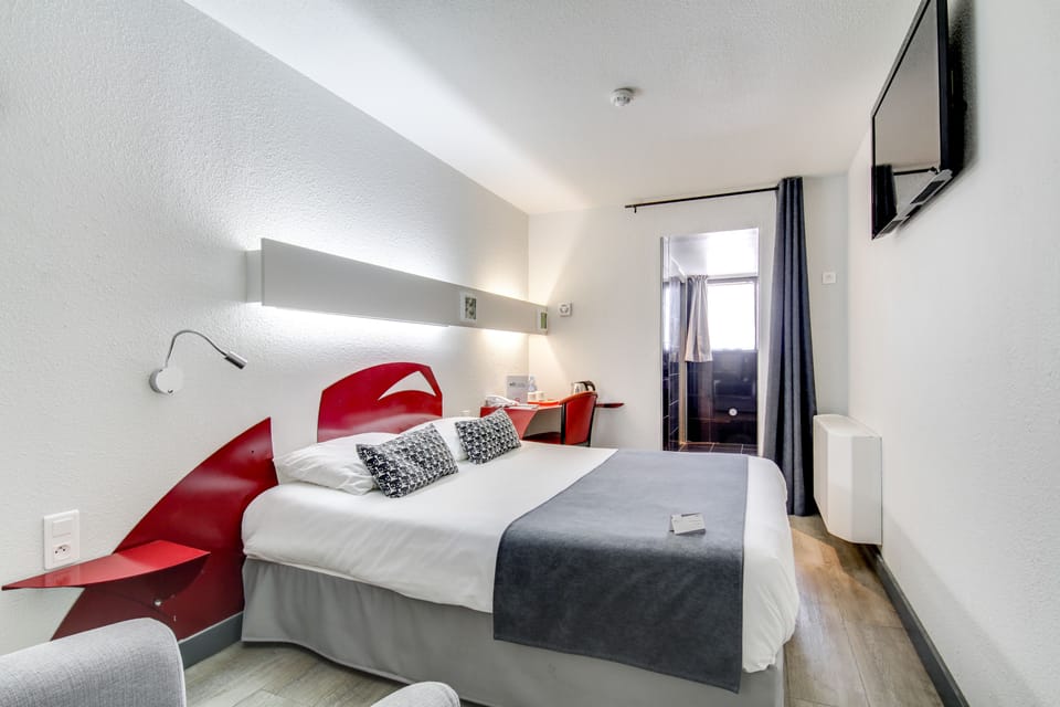 Premium bedding, desk, cribs/infant beds, free WiFi
