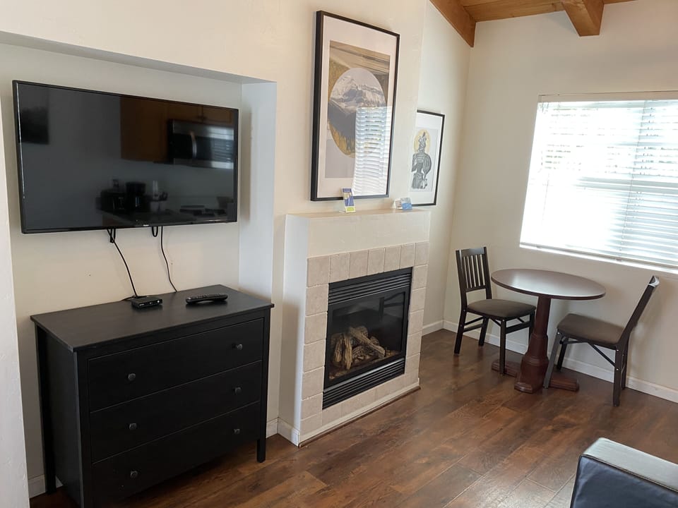 Deluxe Room, 2 Double Beds | Living area | Flat-screen TV