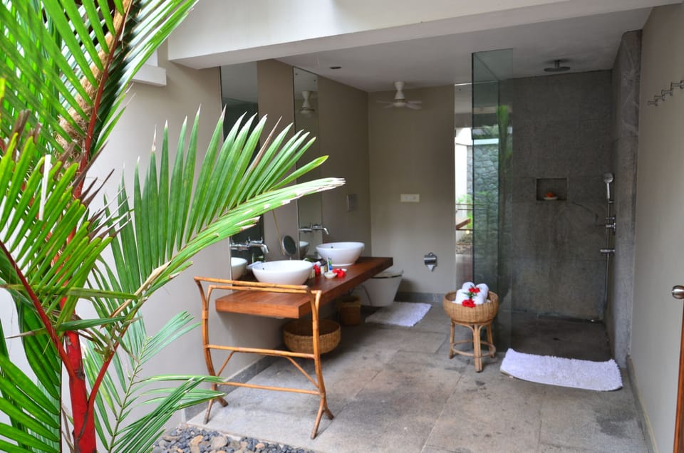 Cottage, Garden View | Bathroom | Separate tub and shower, rainfall showerhead, free toiletries