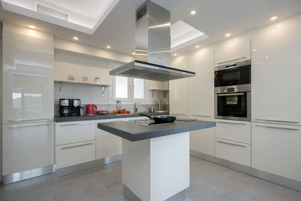 Villa | Private kitchen | Full-size fridge, microwave, oven, stovetop