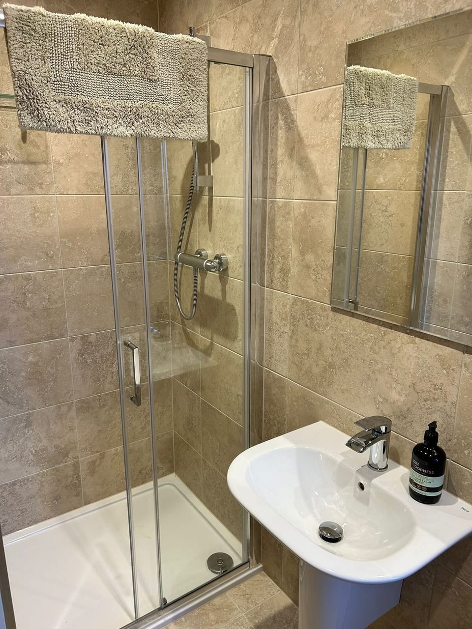 Deluxe Double Room (3) | Bathroom sink