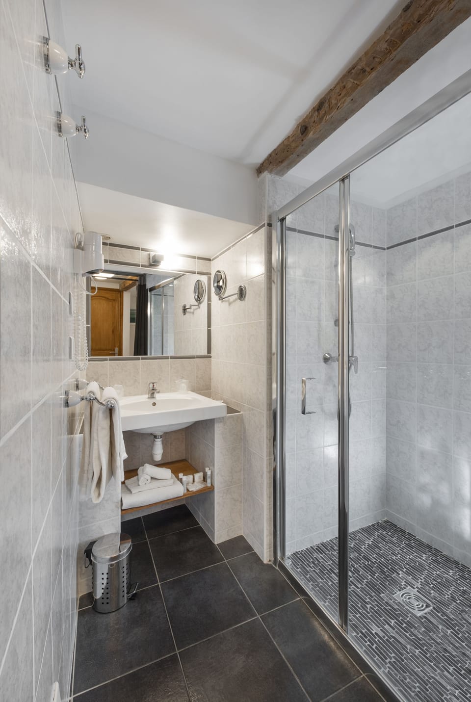 Double Room (Charme) | Bathroom | Deep soaking tub, free toiletries, hair dryer, slippers