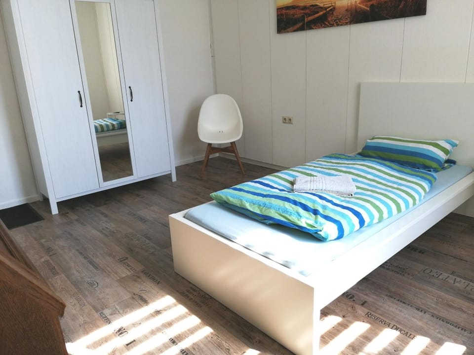 WiFi (free), bed sheets