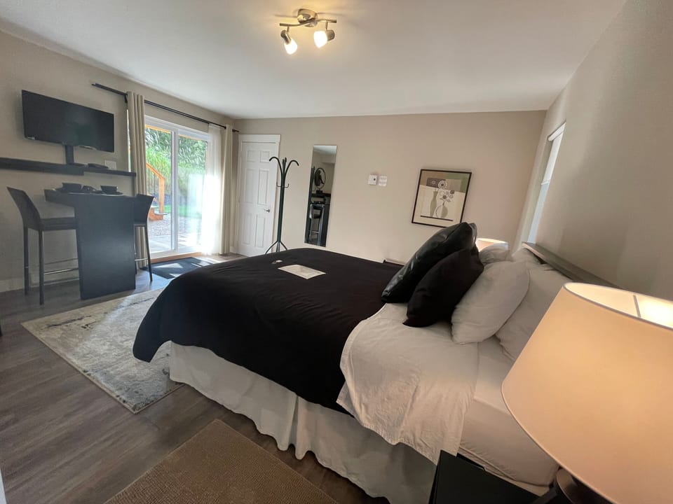 Queen Room | Premium bedding, individually decorated, individually furnished