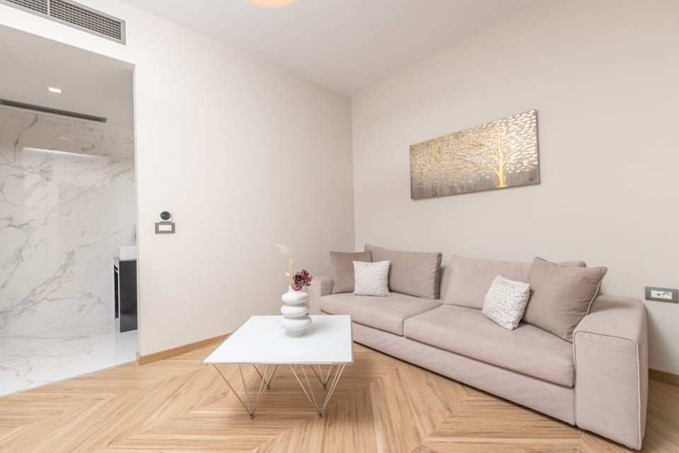 Executive Double Room | Living room | 32-inch flat-screen TV with satellite channels