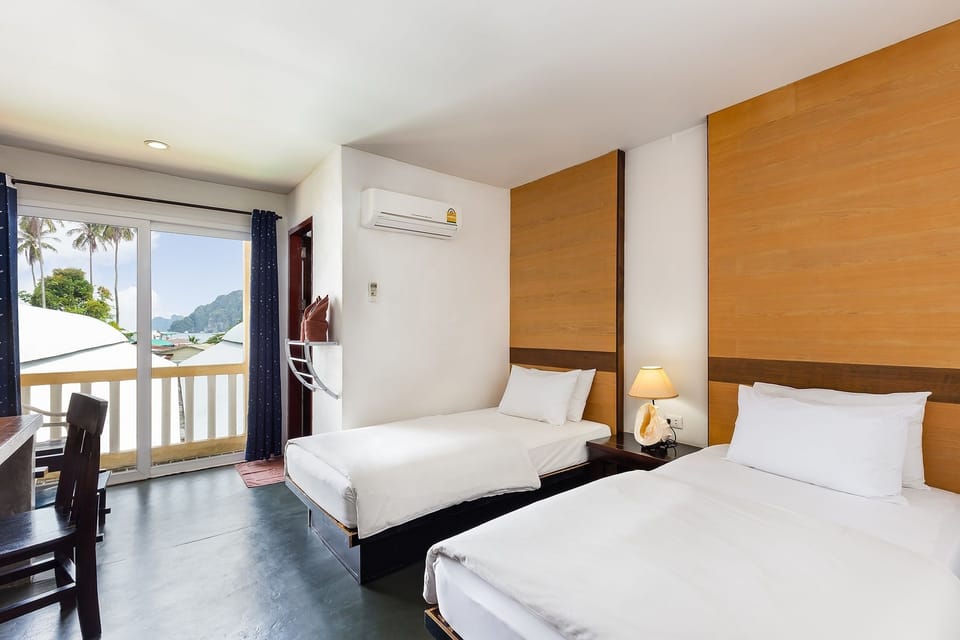 Standard Twin Room | In-room safe, blackout drapes, free WiFi