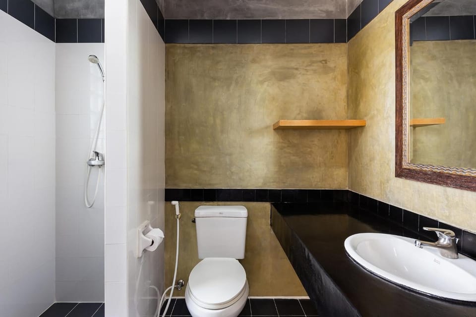 Shower, free toiletries, towels