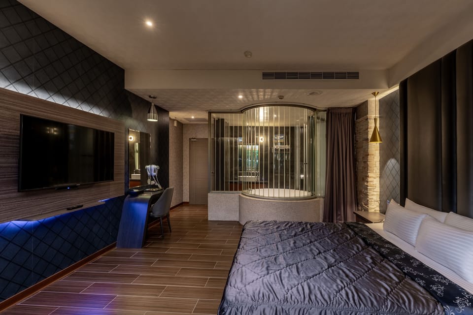 Deluxe Double Room, 1 Queen Bed | Down comforters, free minibar, individually decorated, desk