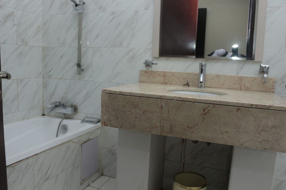 Deluxe Room (Super) | Bathroom | Combined shower/tub, deep soaking tub, free toiletries, towels