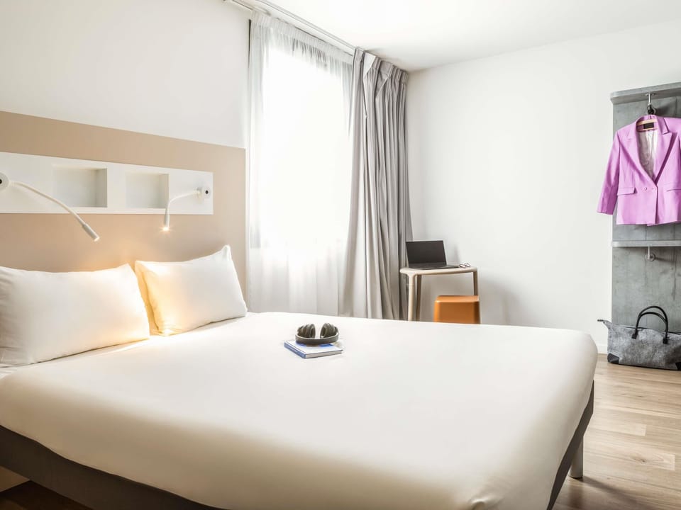 Standard Room, 1 Double Bed | Desk, blackout drapes, soundproofing, cribs (free)