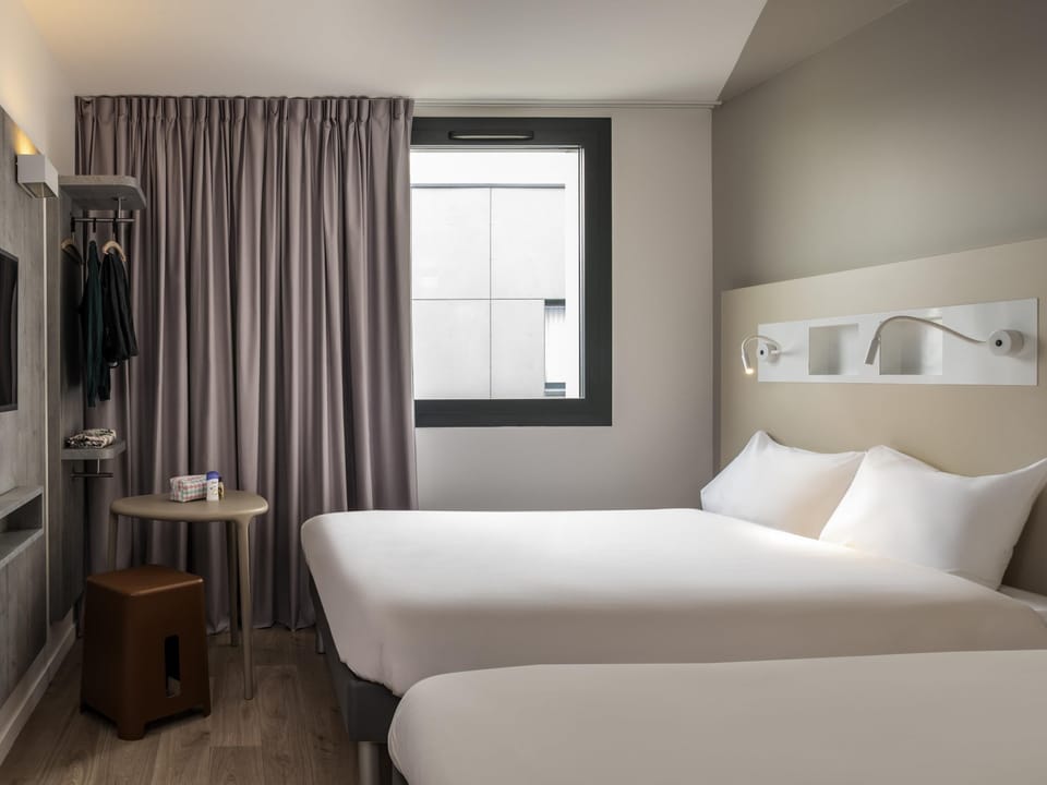 Family Double Room, Multiple Beds | Desk, blackout drapes, soundproofing, free cribs/infant beds