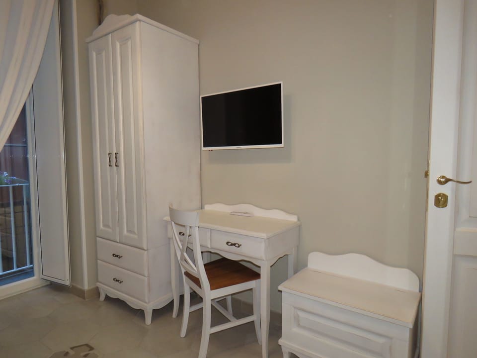 Deluxe Single Room | Desk, soundproofing, iron/ironing board (on request), WiFi (free)