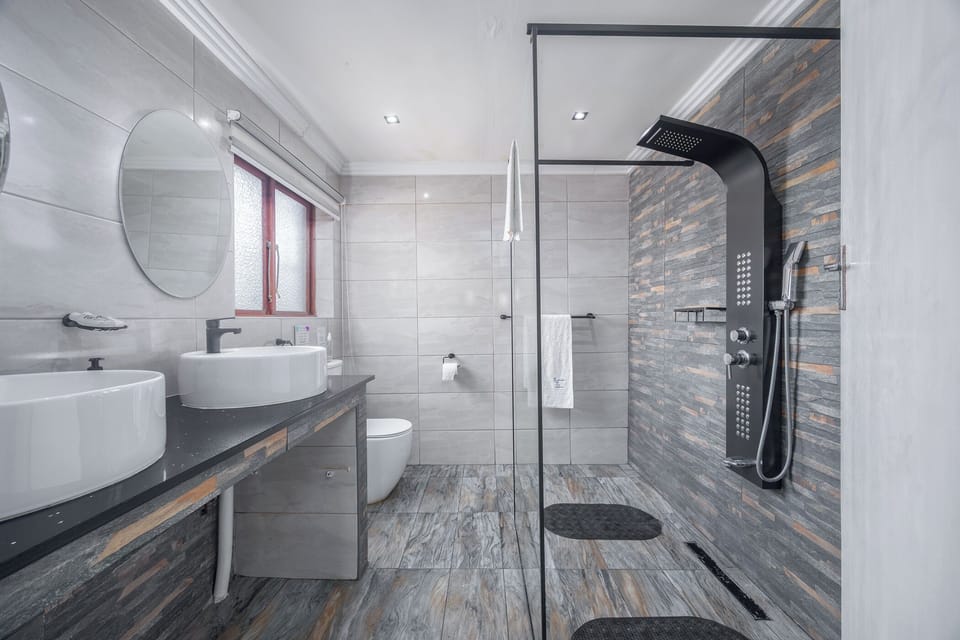 Room 6 | Bathroom | Free toiletries, hair dryer, towels