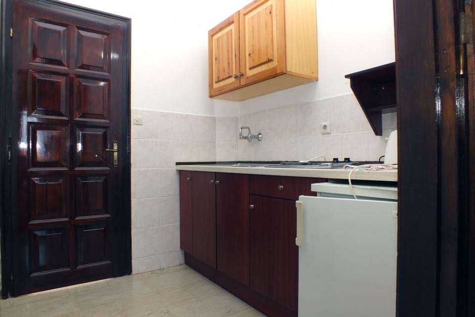 Studio | Private kitchenette | Fridge, stovetop, coffee/tea maker, electric kettle