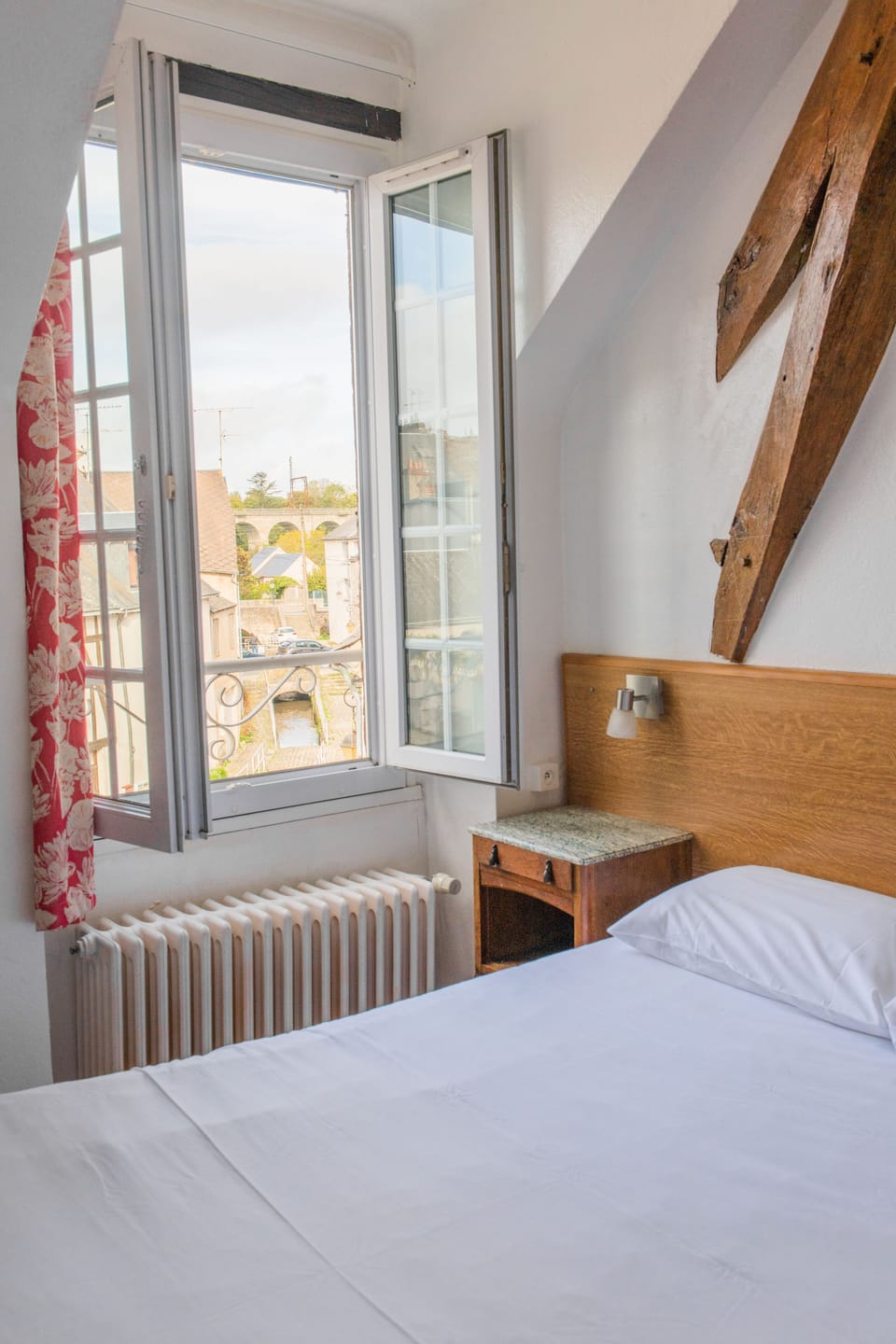 Single Room | Premium bedding, individually decorated, desk, iron/ironing board