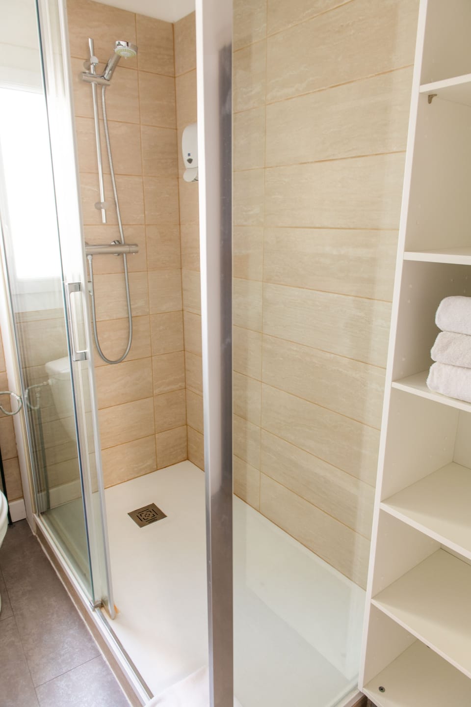Triple Room | Bathroom | Free toiletries, hair dryer, towels