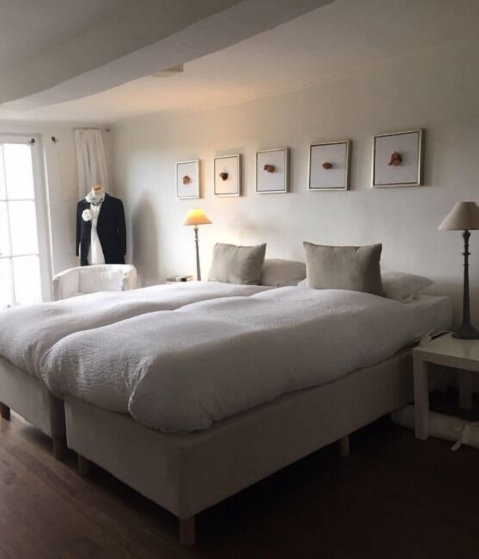 Double Room (Frederique) | Individually decorated, free WiFi, bed sheets