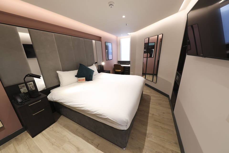 Superior Room, 1 King Bed, Accessible | In-room safe, desk, laptop workspace, blackout drapes