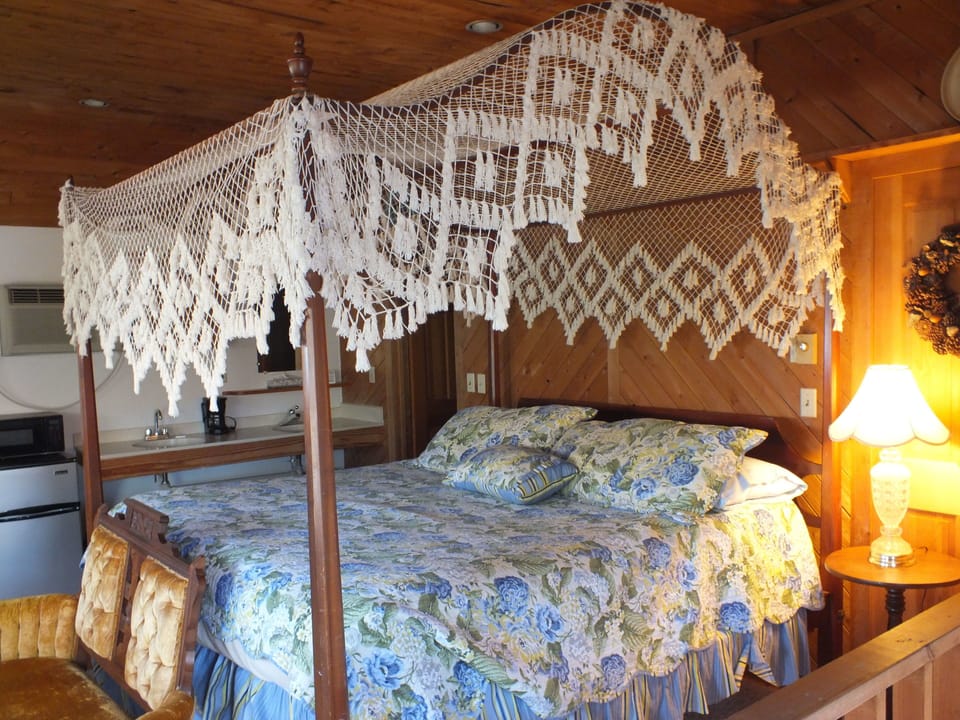 Standard Room, 1 King Bed, Non Smoking | Free WiFi