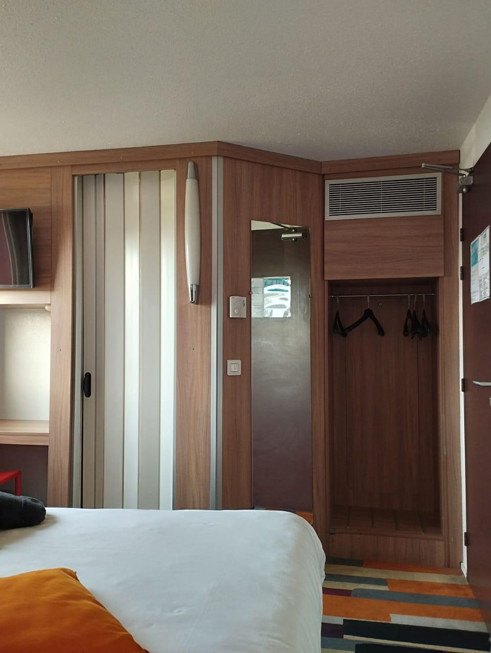 Premium bedding, desk, soundproofing, rollaway beds
