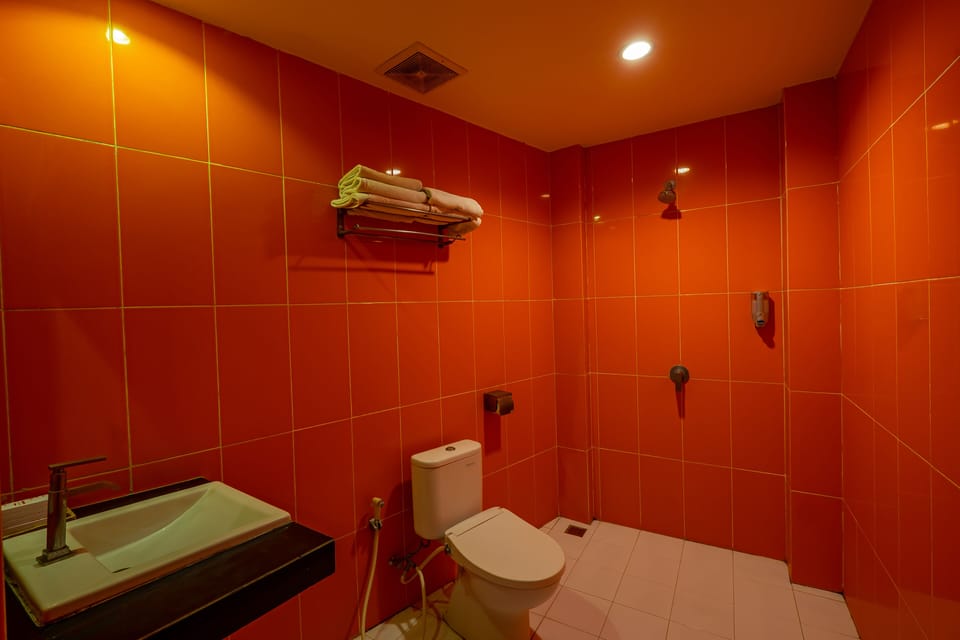 Superior Twin Room, 1 Bedroom | In-room safe, desk, laptop workspace, soundproofing