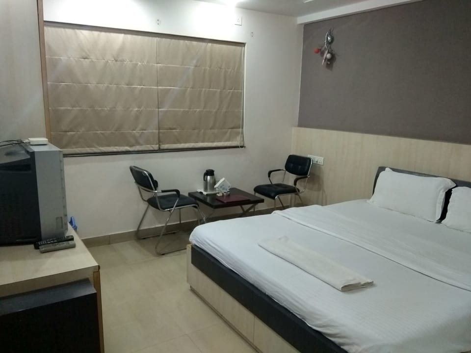 Deluxe Double Room, 1 Double Bed, Smoking, City View | 1 bedroom, Egyptian cotton sheets, premium bedding, memory foam beds