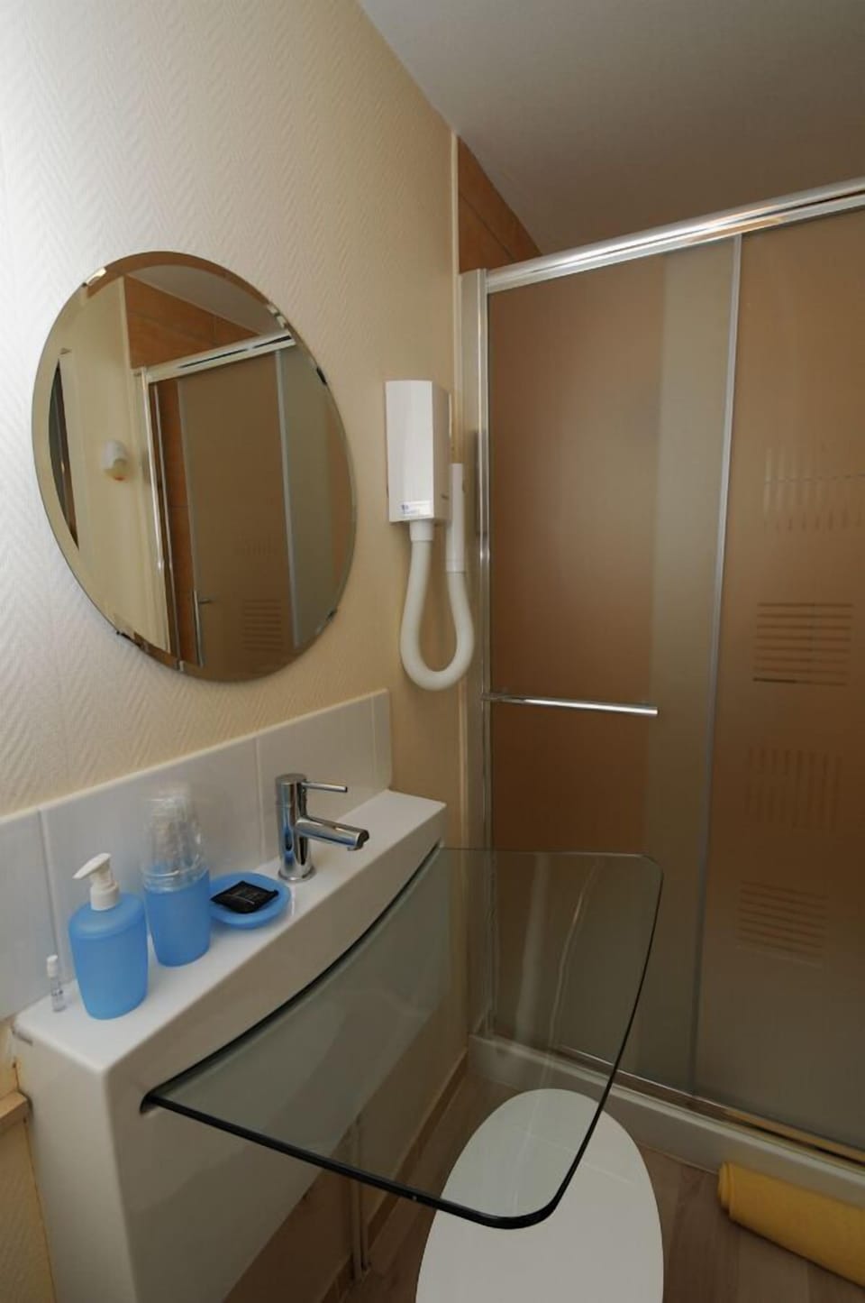 Comfort Double Room | Bathroom | Free toiletries, hair dryer, bathrobes, towels