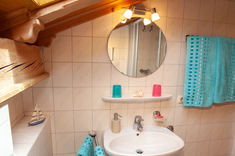 City Apartment, Mountain View | Bathroom | Shower, hair dryer, towels